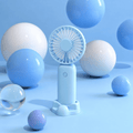 Mini ventilateur USB rechargeable KØLD posé sur bureau